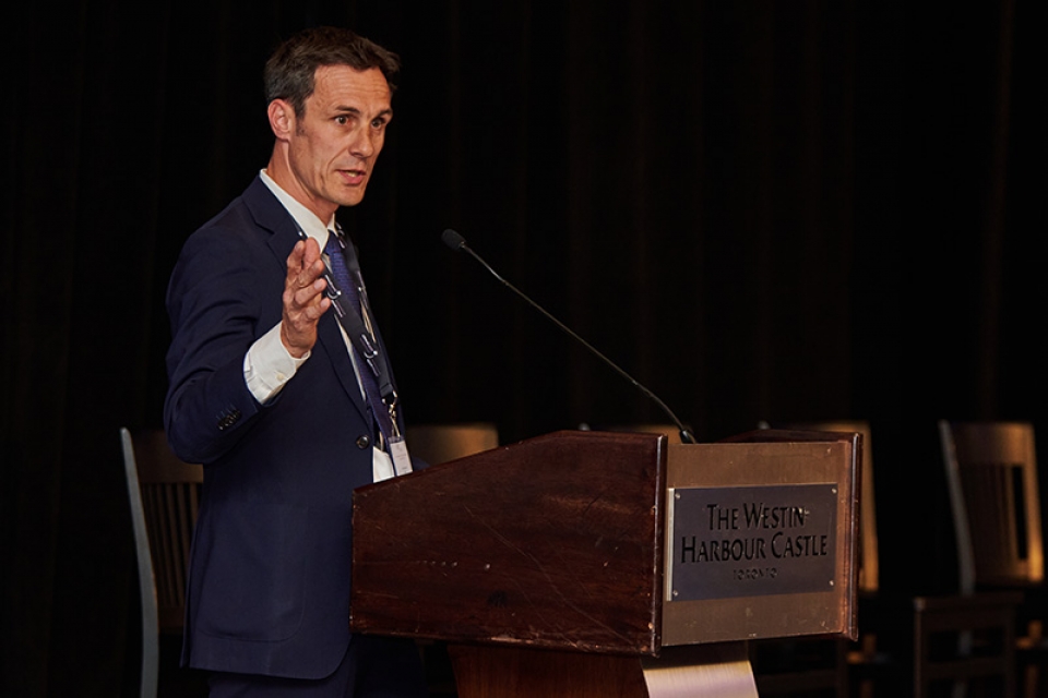 Dieter Braekeveld, INTERPOL, discutant le « Tour d’horizon international : Convention de Macolin et Code du CIO ».