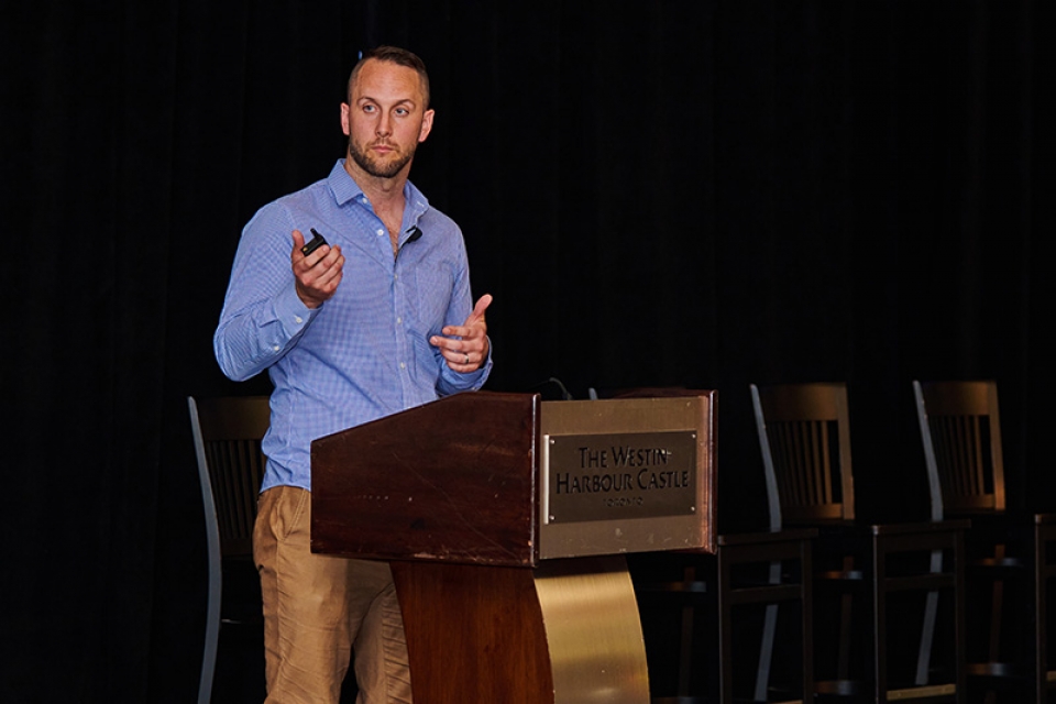 Owen Welsh, CFL, présentant les « Stratégies et approches du sport professionnel » selon la perspective de leur organisation.