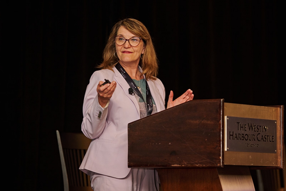 Shelley White, chef de la direction du Conseil du jeu responsable, discutant les « Répercussions des paris sur un seul événement sportif sur la population canadienne. »